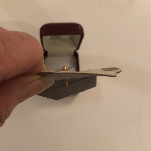 14kt gold stud earrings - Picture 4 of 7